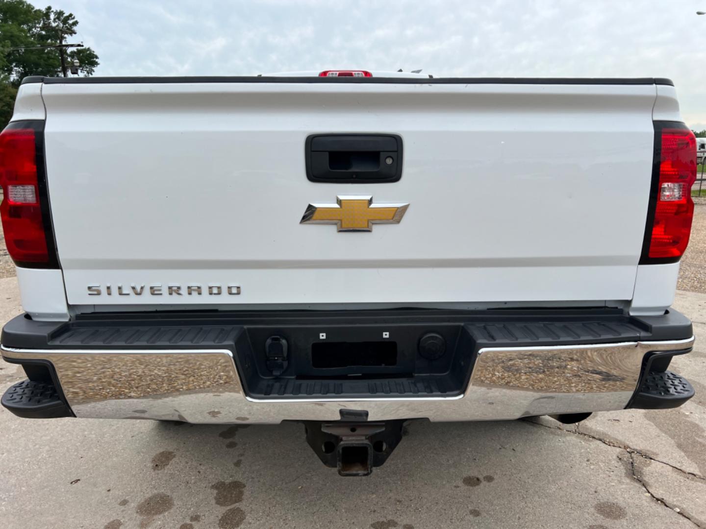 2018 White /Gray Chevrolet Silverado 2500HD (1GC1CUEG3JF) with an 6.0L V8 engine, Automatic transmission, located at 4520 Airline Hwy, Baton Rouge, LA, 70805, (225) 357-1497, 30.509325, -91.145432 - 2018 Chevrolet Silverado 2500HD Crew Cab 8Ft Bed ***One Owner & No Accidents*** 6.0 V8 Gas, 2WD, 212K Miles, Power Windows, Locks & Mirrors, Tow Pkg. FOR INFO PLEASE CONTACT JEFF AT 225 357-1497 CHECK OUT OUR A+ RATING WITH THE BETTER BUSINESS BUREAU WE HAVE BEEN A FAMILY OWNED AND OPERATED BUSINE - Photo#6